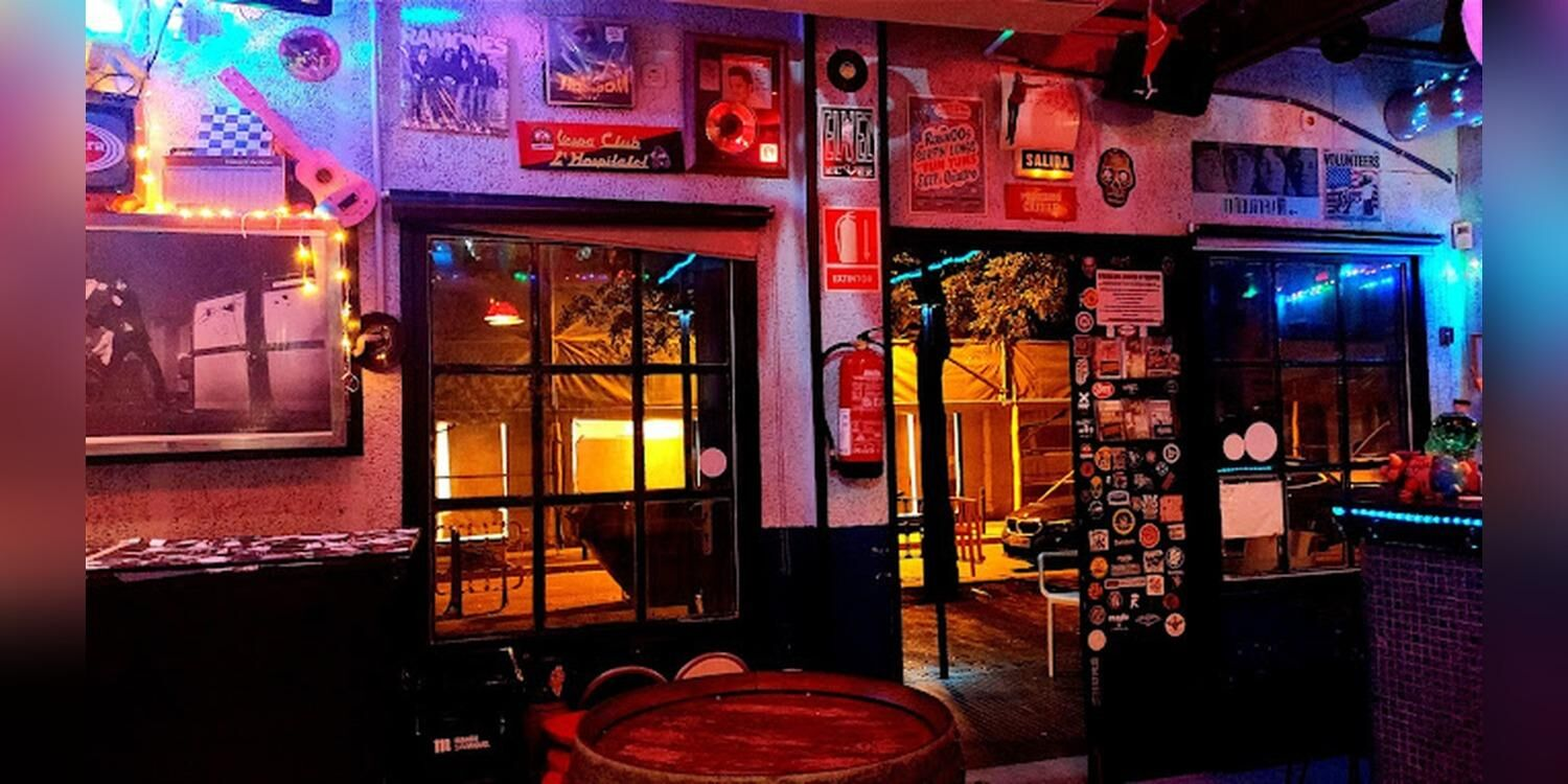 El interior del Barbara Ann: pósters, luces de neón y el patio al fondo